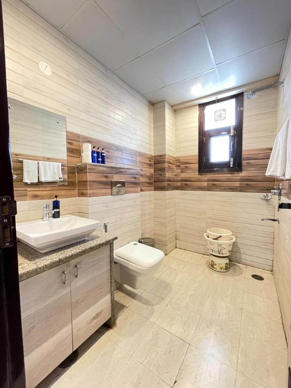 Bedchambers Medicity Serviced Apartments In Gurgáon Kültér fotó